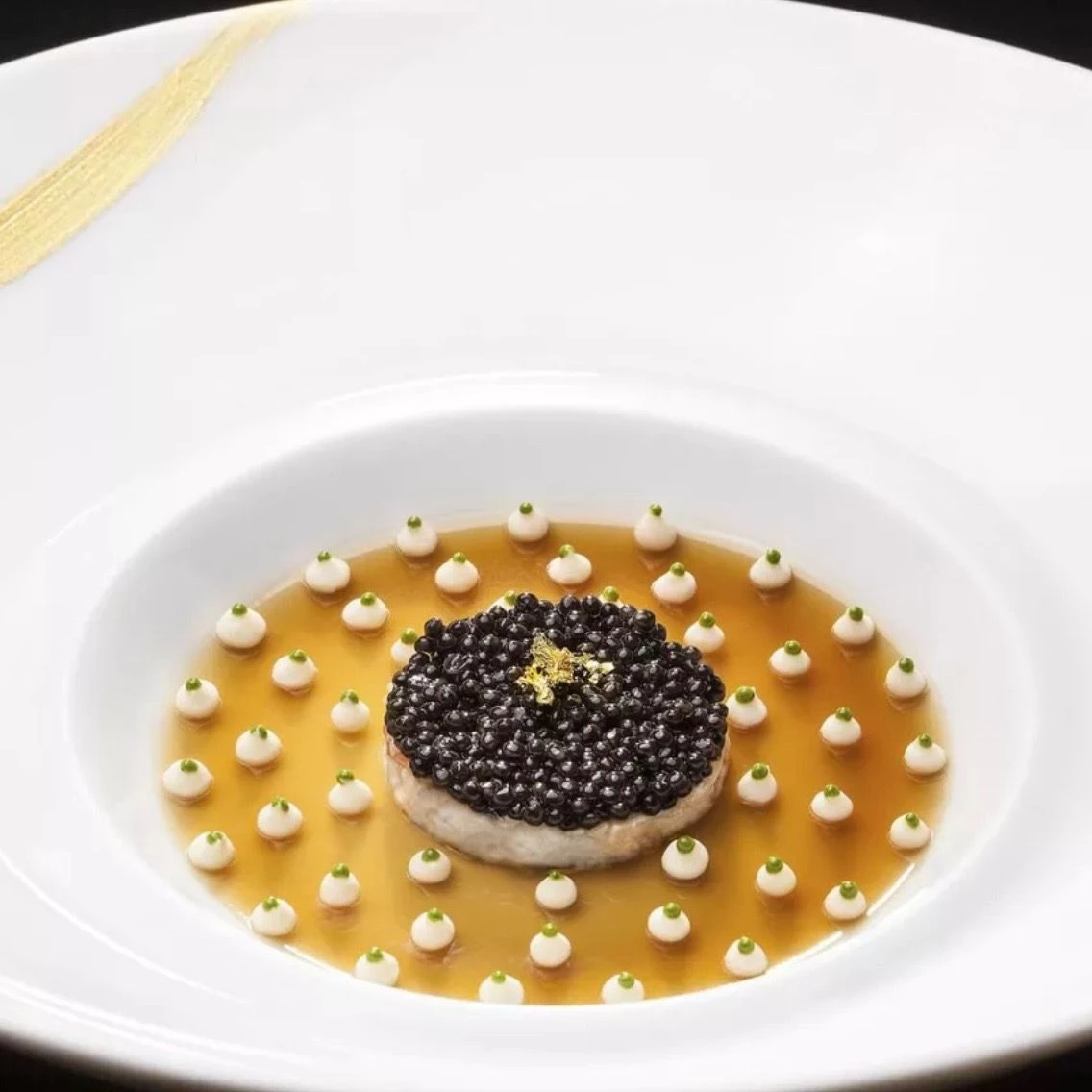 侯布雄的餐點更以頂級用料、經典烹飪手法結合華麗擺盤,成為台灣許多法餐愛好者的口袋名單。