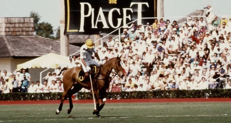 Polo 系列的誕生,源於一段真實而鮮明的生活背景。伯爵第四代傳人 Yves Piaget 先生不僅熱愛花園植栽,並催生品牌專屬的「Piaget Rose」玫瑰花種,同時也是長期投入的馬術與馬球運動的愛好者。對他而言,馬球結合了紀律、優雅與社交文化,是一種完整的生活風格。這份體驗,轉化為 Polo 腕錶的設計靈感,將運動的節奏感,與伯爵一貫講究的比例與質感美學融為一體,形塑出兼具動感與精緻的腕錶作品。這樣的創作脈絡,也呼應品牌自1874年以來所建立的精英形象。2024年,系列以「Polo 79」之名重返當代,系列延續的正是這份源自馬球運動的從容態度,讓經典精神在今日節奏中自然成立。