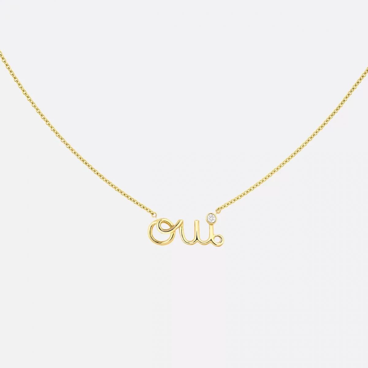 「Oui」彷彿一筆寫下的心意，以18K黃金描出自然流動的弧線，帶著手寫筆跡的溫度，也像戀人貼耳輕語的那句「我願意」。字尾的單顆鑽石彷彿溫柔承諾的一個句點，亮眼卻不刺眼。Dioramour 系列象徵愛、勇氣與選擇，而這條項鍊尤其適合那些風格簡約卻不甘平凡的女性。穿白襯衫時俐落大方，搭配洋裝則顯得感性動人。這是一條能讓心情變輕盈的項鍊，把美好的可能性掛在胸口，也像替自己保留一個永遠願意說「好」的時刻。