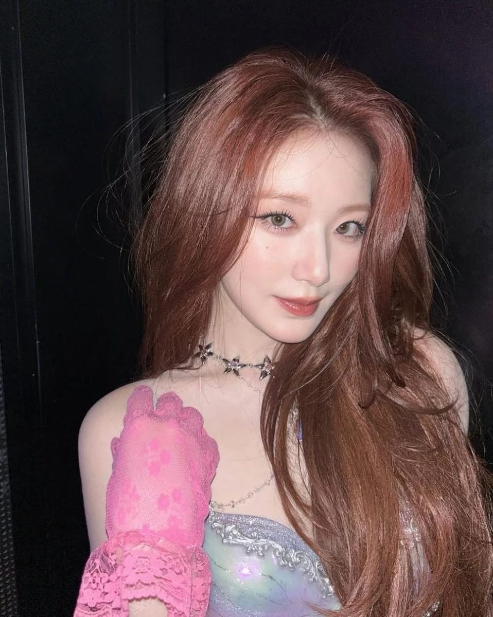 i-dle 的台灣籍成員葉舒華因為超高顏值加上率真的個性,在各地都累積不少死忠鐵粉,近日主辦再公布第二天大型音樂祭「ACON 2025」的主持陣容,將由葉舒華,搭擋李濬榮、以及 Cravity 成員 Allen、Kiiikiii 成員 Sui 擔任主持。