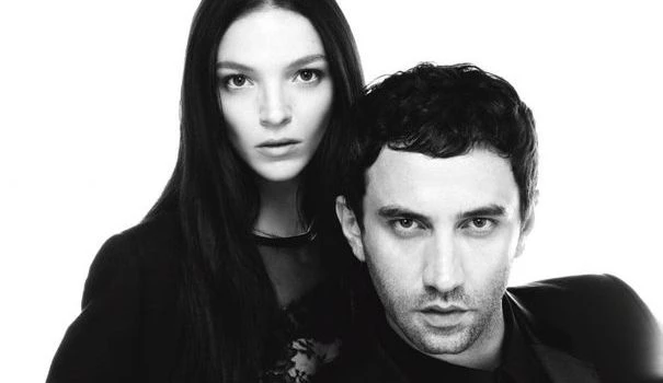 (右) Riccardo Tisci與 (左) 合作夥伴的謬思女神Mariacarla Boscono合影。