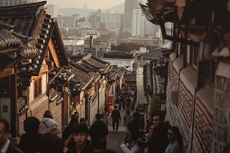 韓國政府於2025年7月正式公布《2025年稅制改革方案》,其中明確指出將自2026年起取消針對外籍旅客醫美療程所提供的10%增值稅退稅政策。這項