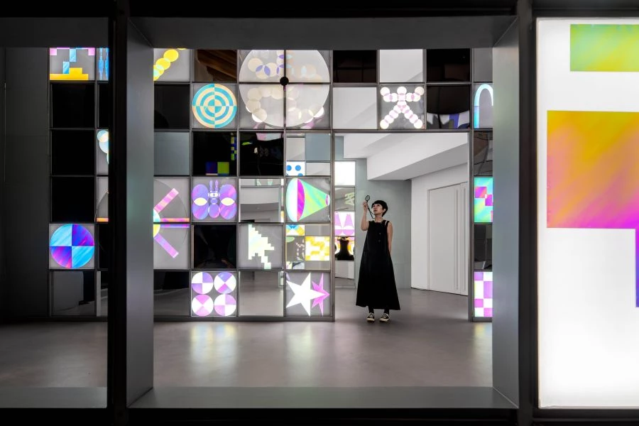 繼《OUTLINES IN BETWEEN》、《Net & String Taichung》後,台中勤美術館持續以「打開想像力」作為核心,推出全新展覽《Input > Unknown》(輸入大於未知)。本次與義大利 A’Design Award 白金獎的台灣跨域藝術團隊「何理互動 WHYIXD」合作創作與策展,讓科技、感知與想像力交織,邀請觀眾穿越光影,重新思考現今美術館存在的意義與使命。