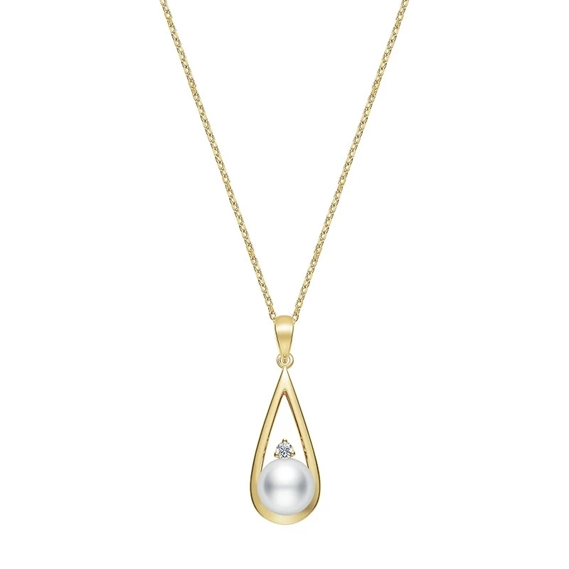 Mikimoto 的珍珠總帶著一種不需言說的溫柔，而這款鏤空水滴吊墜更像是以黃金勾勒出的「靜止瞬間」。18K黃金線條形成俐落優雅的水滴輪廓，中間托住一顆約6.75毫米的日本 Akoya 阿古屋珍珠，圓潤光澤宛如月光落在鎖骨間。珍珠上方鑲嵌的一顆鑽石，是整體低調中的決定性亮點，像晨光落在水面的一點亮意。這款項鍊適合優雅、注重細節的人，它沒有複雜工法，卻用最乾淨的語彙呈現珍珠的自然之美。無論搭配正式套裝或柔美洋裝，都能展現品牌代表性的輕盈氣質與含蓄魅力。