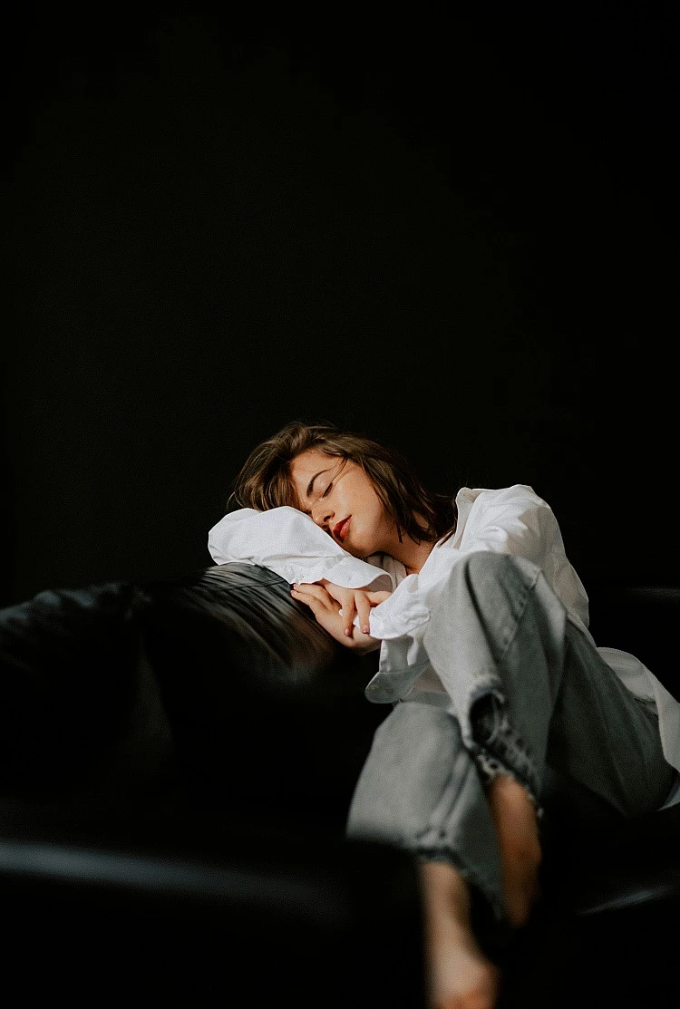 正常的疲勞在充足睡眠後會改善，但慢性疲勞的特徵之一，是即使睡滿七到八小時，醒來仍感到昏沉、頭重或無法集中精神。