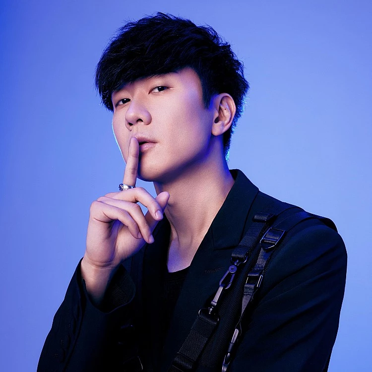 唱紅無數金曲的歌王林俊傑，這次也將擔任 AAA 亞洲明星盛典的嘉賓，成為典禮中唯一的華語表演者代表。