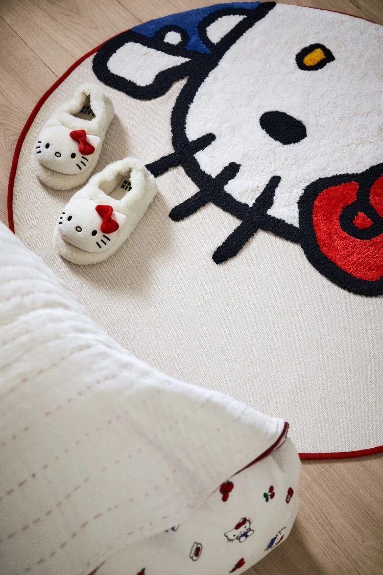 這次 H&M × Hello Kitty 聯名系列橫跨穿搭與居家雙重領域。