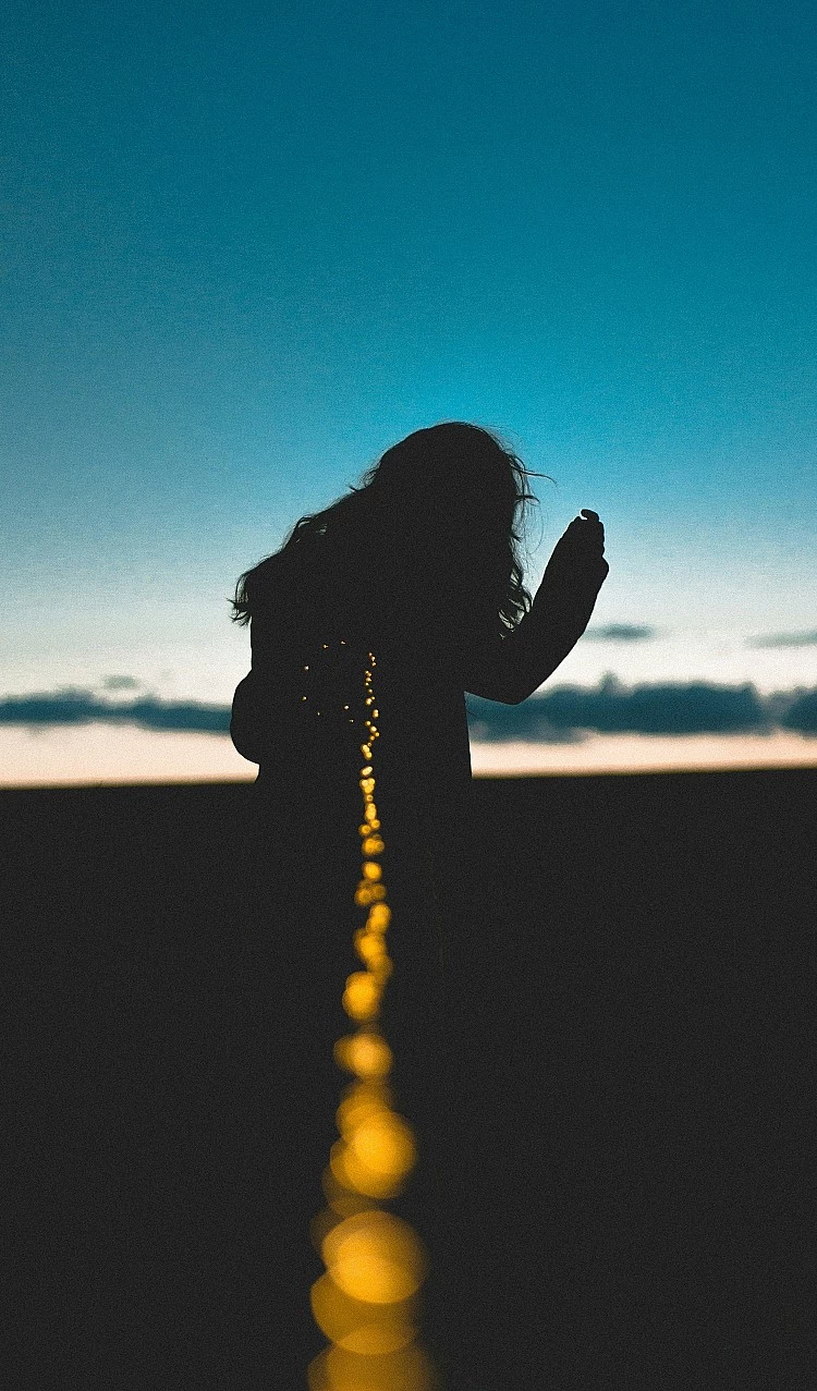 醫師提醒，面對慢性疲勞，第一步不是逼自己撐住，而是暫停錯誤的補救方式。與其靠咖啡、熬夜補進度，不如先回頭檢視三件事：睡眠是否規律、壓力是否長期未被消化、生活節奏是否已超出負荷。
