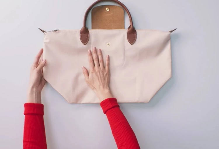 Le Pliage Original旅行袋以經典法式優雅結合實用設計著稱,防潑水尼龍包身輕盈耐用。
