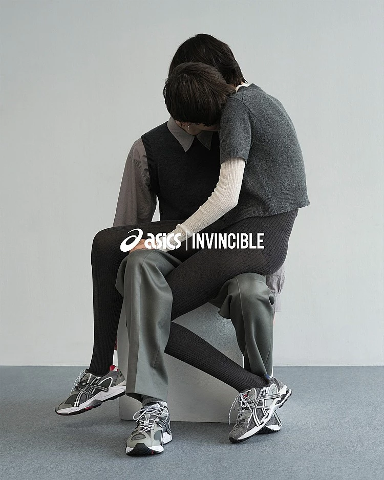 Asics 已經連續兩年被 StockX 公布為「全球增速最快運動品牌」，靠著多年來鑽研跑步運動的實力，在球鞋設計中掌握住潮流脈動以及專業跑者的使用心得，讓亞瑟士的運動鞋從時裝週現場的田徑運動場都有他的蹤影，也讓品牌在競爭激烈的運動品牌市場中殺出一條血路！