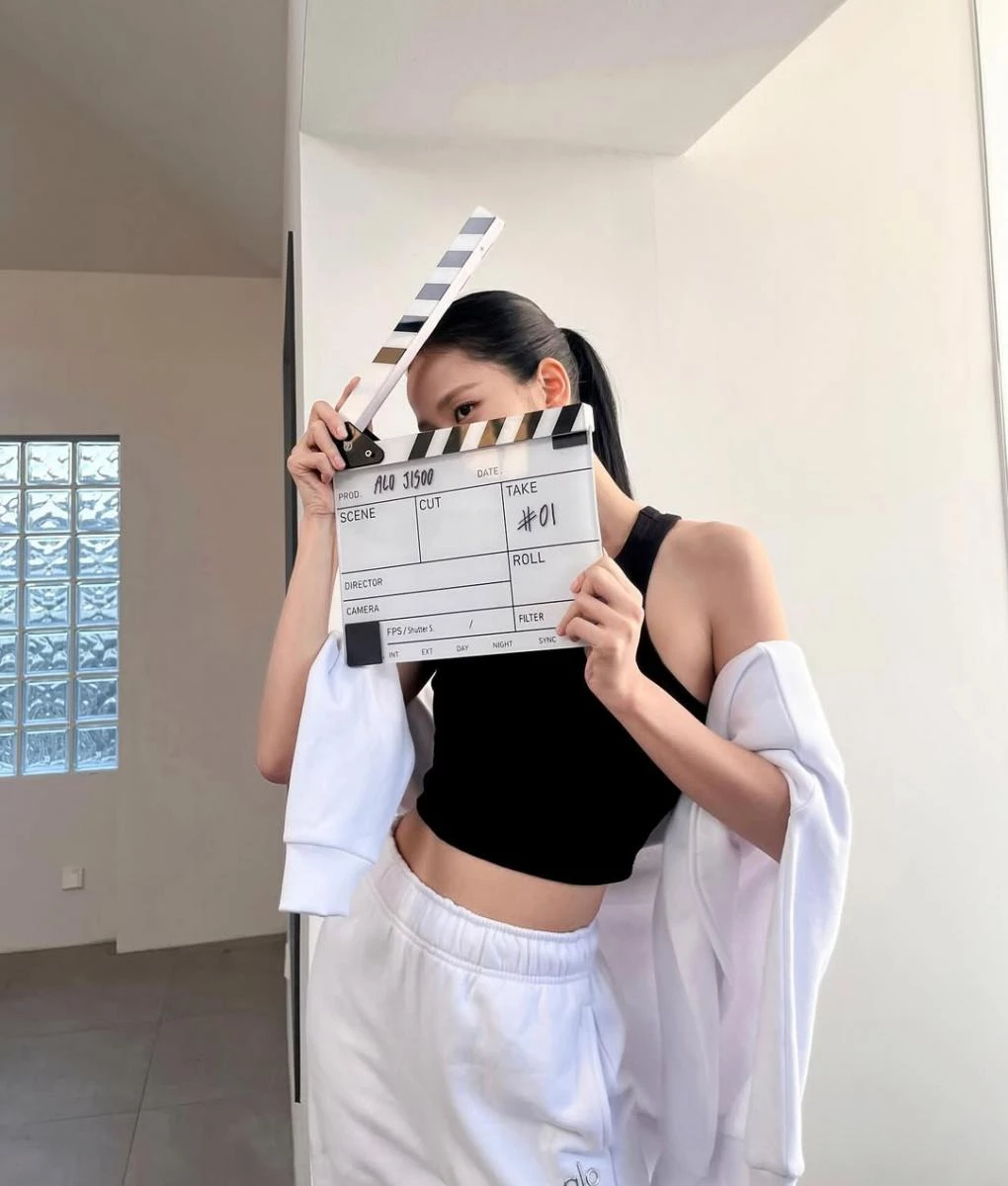 Jisoo 在一套運動穿搭中,更用露腰的半截服裝搭配上高腰款式的寬褲來呈現搭配,藉由拉高腰線的方式,能讓下半身的腿部比例增長,進而達到大長腿的效果。