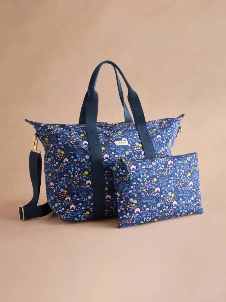 源自英國的時尚生活品牌Cath Kidston,這款經典折疊旅行袋以深藍底色搭配活潑碎花圖案,附有同款收納袋。