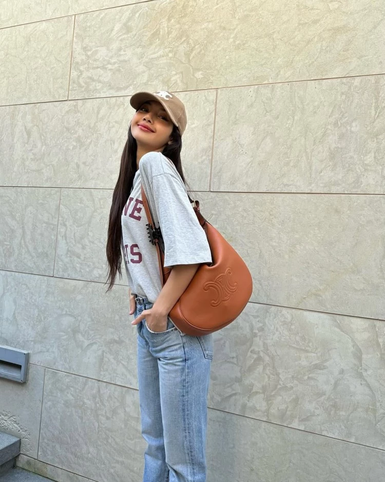 參考Lisa穿搭Celine棒球帽簡單搭配同色系上衣,就能展現出明星級的時髦態度。