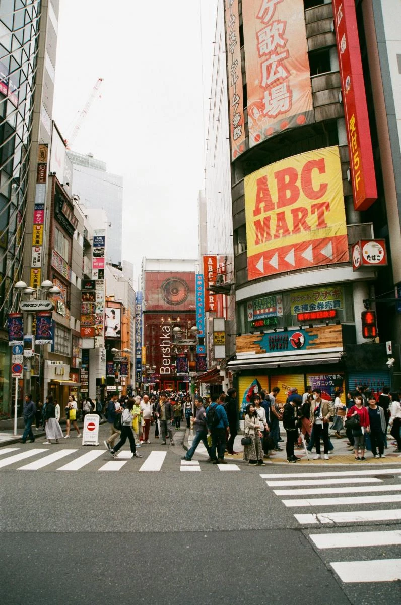 新制下,旅客購物時需先支付含稅金額,離境時再由海關確認商品實際攜出,才能退回消費稅