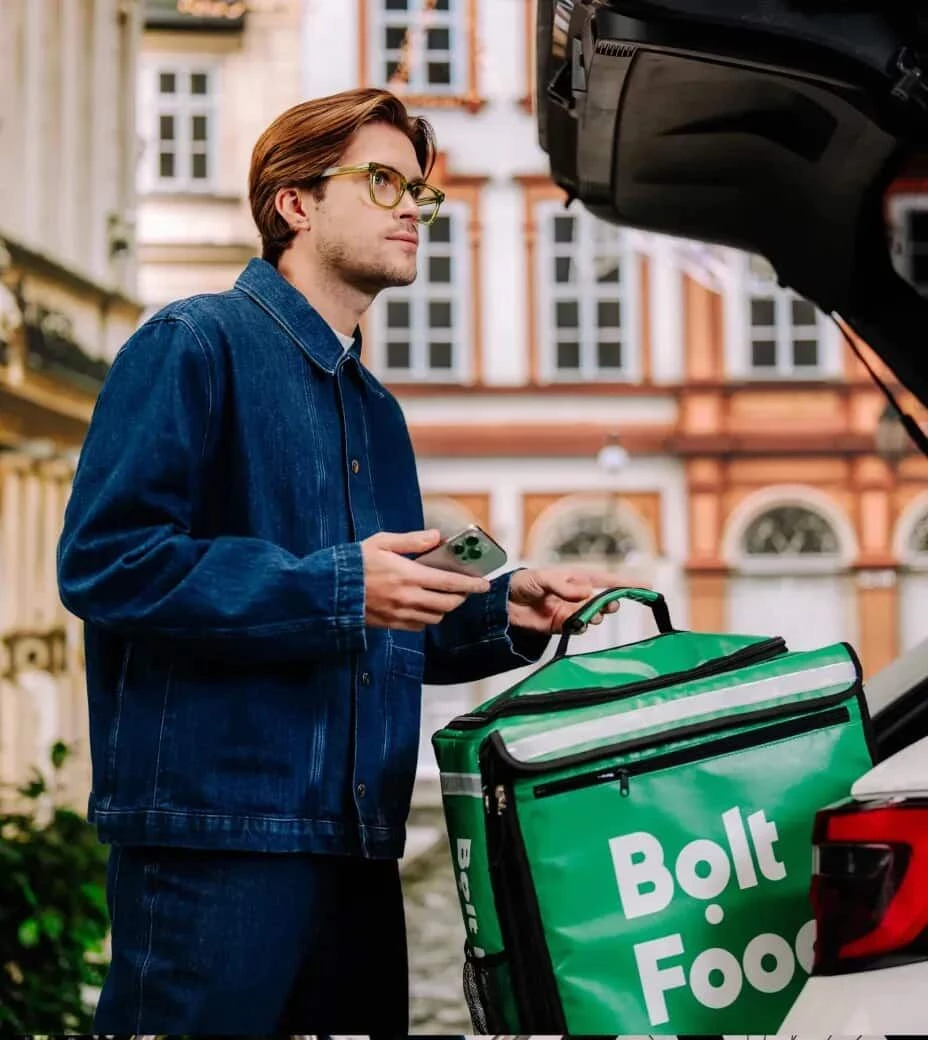 2019 年 Taxify 正是更名為 Bolt,並於同年推出雜貨配送服務 Bolt Food,到了 2021 年再推出汽車共享服務 Bolt Drive,短短幾年時間公司迅速成長,截至目前 Bolt 已在 50 多個國家、超過 600 座城市營運,全球活躍用戶超過 1 億人。