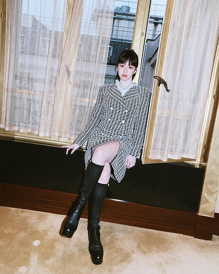 小香外套穿搭教科書!高允貞這套造型以Chanel斜紋軟呢的外套及開衩長裙,細緻的黑白織紋本身就自帶優雅氣場,搭配同色系開衩長裙,側開衩設計隨步伐若隱若現,讓整體線條更顯修長,搭配上黑色長靴,在端莊與性感之間取得恰到好處的平衡。