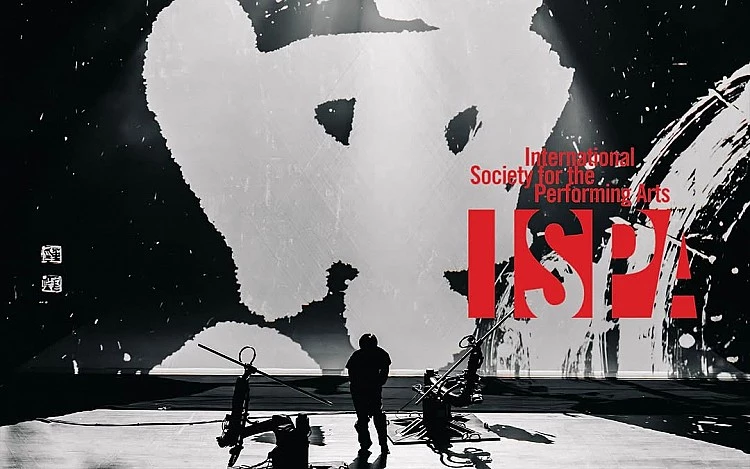 ，2023 年，黃翊與書法名家董陽孜合作的作品《墨》與獲選 ISPA 國際表演藝術協會「年度十大新作提案 Pitch New Works」肯定