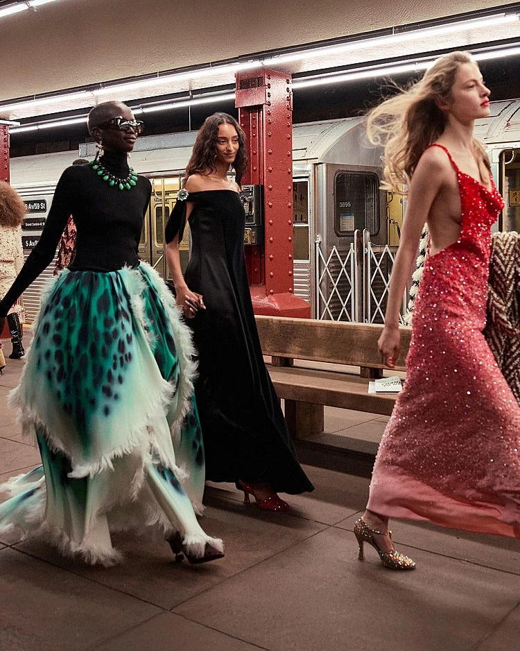 由 Matthieu Blazy 操刀的 Chanel 首個Métiers d’art工坊系列，象徵品牌工藝篇章邁入全新階段。該系列已於 2025 年 12 月 2 日在紐約首次亮相，並預計於2026年5月26日移師首爾發佈，展現香奈兒持續以全球視角對話文化與時尚的企圖心。