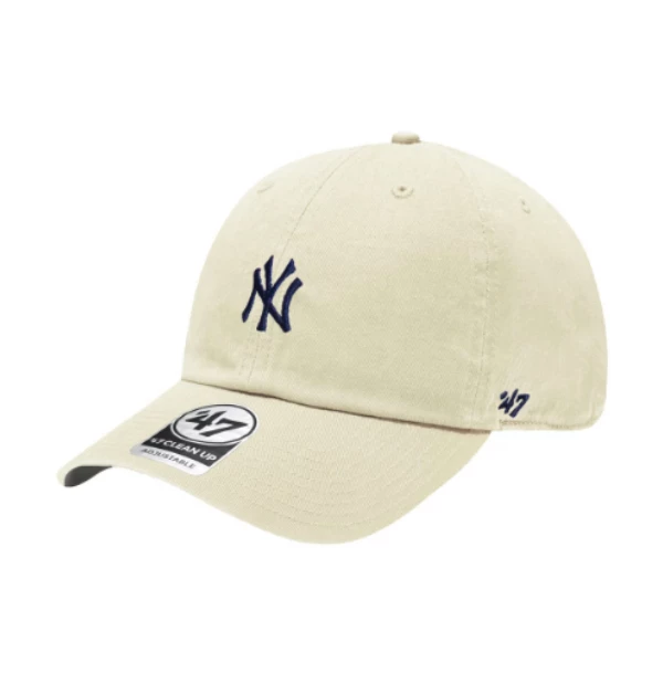 相信大家對MLB應該也並不陌生吧?尤其印有美國職棒大聯盟各球隊Logo的帽子,興許也是許多人在造型穿搭裡的必備單品,無論是棒球帽、漁夫帽、毛帽還是老帽….都深受消費市場喜愛。品牌也會根據不同時期的流行趨勢,推出更貼合專屬亞洲人頭型的帽型版本,使其配戴起來更服貼、更修飾臉型。