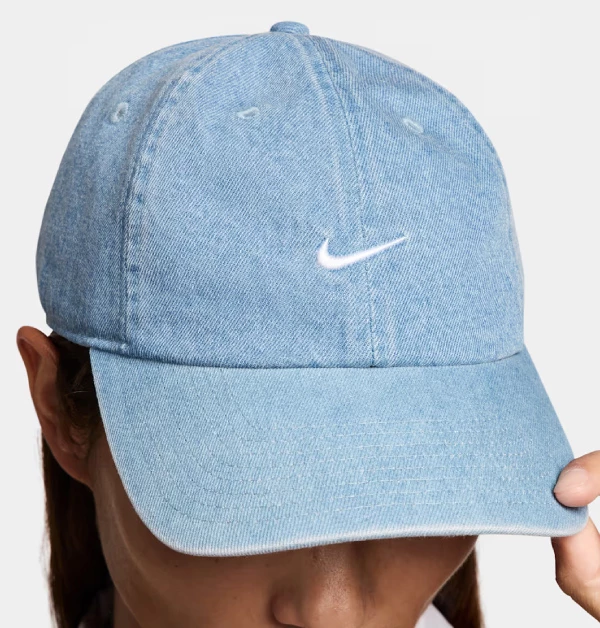 說到平價棒球帽推薦,身為運動品牌翹楚的Nike,自然是不容錯過的選擇啦!這款帽型,以弧形帽舌搭配經典Swoosh刺繡Logo,打造出俐落又百搭的運動輪廓。外層選用水洗丹寧材質,一戴上頭便散發出隨性又帶點復古味的時髦氛圍。無論日常外出、運動造型,或是週末休閒穿搭,都能輕鬆展現出率性感。