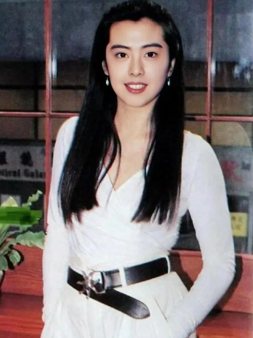 利用寬版腰帶強調腰線，是90年代常見的穿搭技巧。這套造型以「同色系層次」取勝，看似簡單，卻非常考驗比例與氣場。白色合身上衣勾勒出俐落線條，交叉式剪裁讓視覺自然集中於腰腹位置；下身搭配白色高腰褲，透過一致的色調延伸身形比例，讓整體看起來更加修長。點睛關鍵落在寬版黑色腰帶上，它不只明確劃出腰線，也為全白造型注入一點力量感與對比，使柔與剛取得平衡。這樣的穿法不追求繁複細節，而是用剪裁、比例與配件說話，是極具時尚完成度的時髦穿搭。