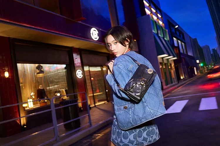 Coach 正式宣布攜手由陳冠希主理的潮流品牌 CLOT 推出全新聯名系列，將「新中式」的元素注入到美式經典風格，本次聯名以日常實穿單品為核心，推出聯名印花服飾、外套、包款與配飾。最具代表性的亮點，莫過於 Coach 經典馬車 Logo 的全新詮釋。系列中，馬車車夫換上中式長袍馬褂，轉化為帶有燈籠意象的設計，並於內裡運用紅色絲綢印花，結合絎縫與刺繡工藝，成為整個系列最具記憶點的視覺符號。