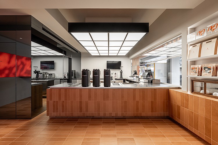 從早年路邊紅茶攤起家，再到高端茶飲品牌Blink。大里Lab店，由知名設計團隊「生活起物」操刀