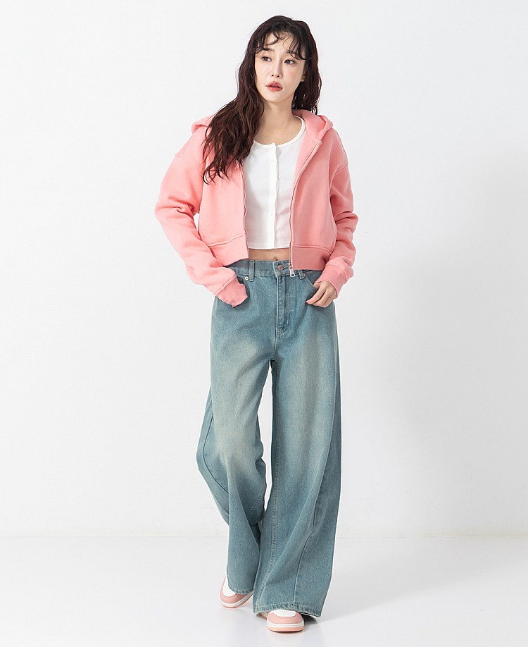 這一件價格最親民！Net這款牛仔寬褲，垂墜的寬褲版型，完美修飾小腿線條，同時把腿長比例拉到極，特殊的前片剪接與水洗色調，讓褲型更立體有層次，不僅不會顯胖，反而比深色更顯瘦、更有意思！