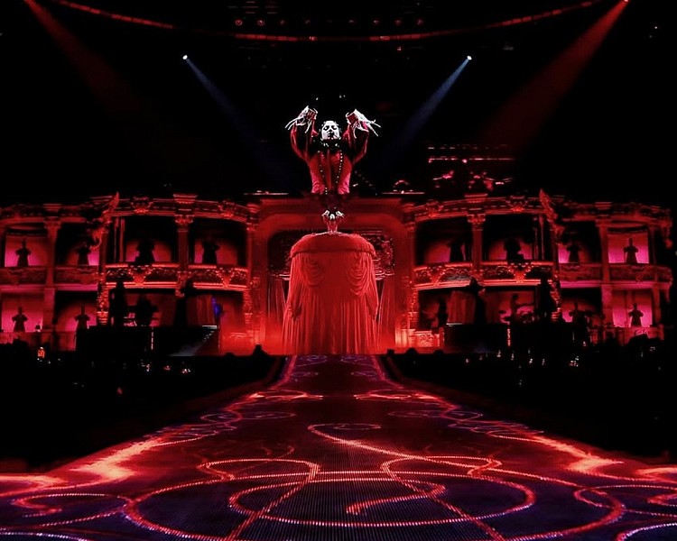 同樣在新加坡，Lady Gaga 在今年 5 月的四場演出再度掀起觀光熱潮，不過與泰勒絲不同的是，新加坡文化部明確表示此次並未提供任何政府補貼，純粹靠著完善的場館、能容納大流量的交通與觀光配套，也能讓巨星願意「自動上門」，達成雙贏局面。