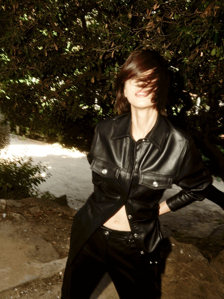 全智賢這回不僅以「短髮造型」驚艷亮相，更換上一身義大利品牌Sportmax的皮衣套裝，帥氣又性感，修身剪裁的皮革外套與長褲組合，因短版設計巧妙露出腰線，散發冷酷摩登氣場，成功打造減齡顯高的效果，瞬間讓人回想起她在《我的野蠻女友》時期的青春感，，成為最強逆齡公式之一。