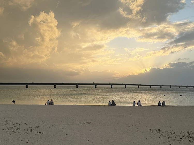 Sunset Beach則適合把時間留給傍晚，夕陽落下時，天空與海水同步染色，才會真正明白什麼叫做「宮古藍」讓人徹底沉浸。