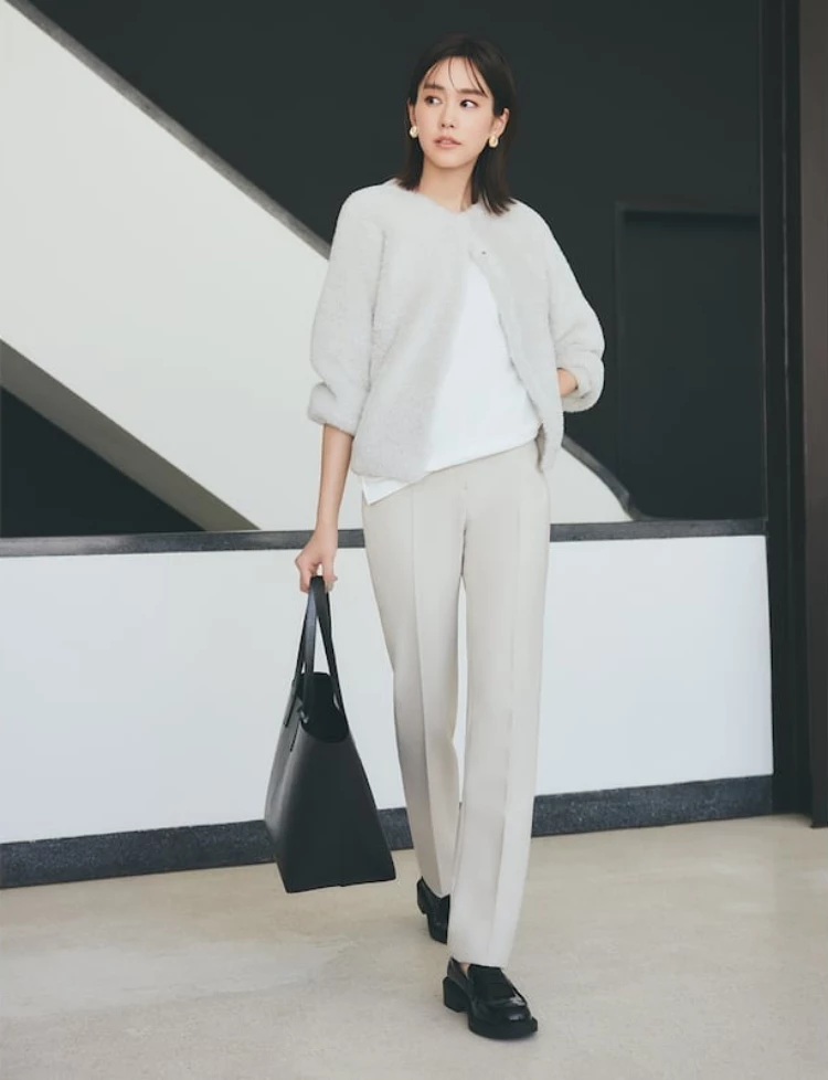 PLST 最具代表性的就是 「Plus Style Pants」， 被稱作修飾腿型的神褲，不僅能拉長比例，更是通勤必收款。男裝西褲則導入伸縮、速乾、接觸冷感材質，讓正式感與舒適度完美共存。