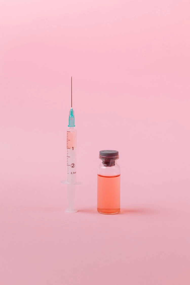 凍卵的費用可觀,且並非一次性支出。以台灣為例,一次療程平均約新台幣10至20萬元,若需多次刺激取卵,費用將倍增。此外,每年還需支付儲存費用(約1至3萬元),未來若要使用冷凍卵子進行體外受精,則需再投入數十萬元。根據美國健康與育兒網站《Verywell Family》的資料顯示,完整凍卵到受孕流程總成本可能高達3萬美元以上。對許多單身女性而言,這不僅是財務決策,更是長期承諾。若無充足的經濟規劃與心理準備,凍卵可能反而成為壓力來源。因此,建議女性在執行前先諮詢財務顧問或醫療保險專員,了解可行的分期、補助或保險方案。