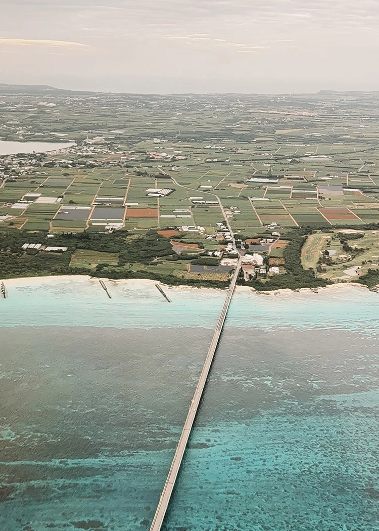 如果把沖繩離島比喻成兩種旅行節奏，宮古島像是一段被藍色包圍的慢拍假期，而石垣島則更接近熱鬧而多層次的島嶼生活。