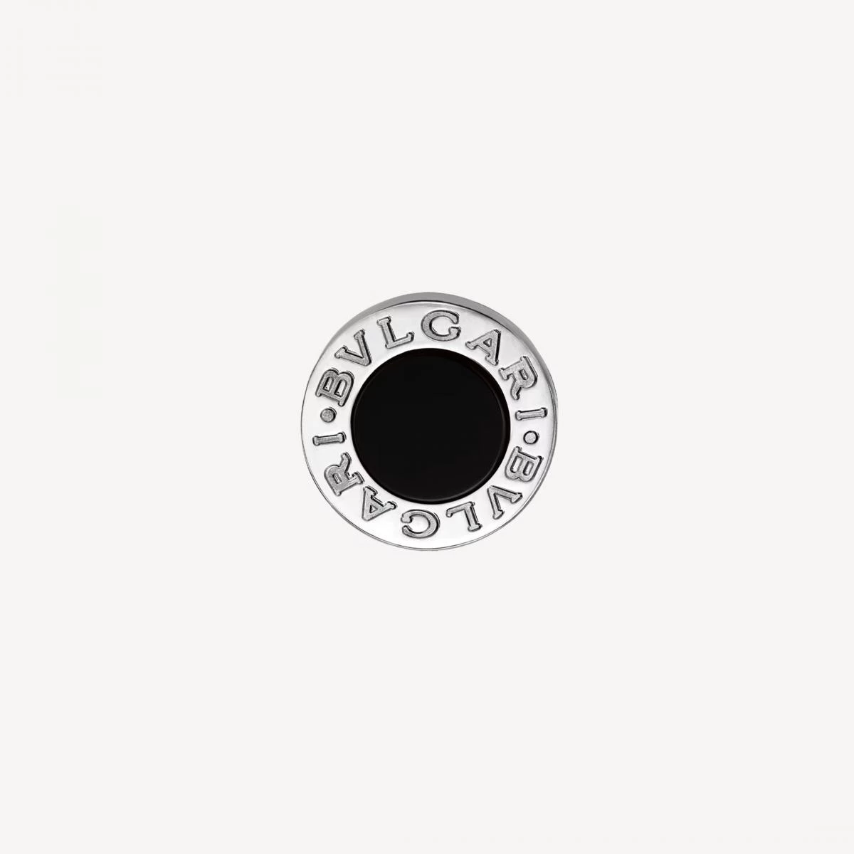 如果 Cartier d’Amour 是溫柔，那 Bvlgari Bvlgari 單邊耳環就是帶著一點「主見」的存在。圓形輪廓搭配經典環形鐫文，靈感源自古羅馬錢幣，像把歷史與潮流濃縮成一枚小小耳釘。中央以黑色縞瑪瑙點綴，反差強烈卻不突兀，無論男女都適合佩戴。單邊販售的形式，讓你能自由混搭，展現不對稱的時髦。它適合正在調整人際能量、希望展現更清晰自我風格的人，尤其是想強化職場魅力或社交存在感時，這款設計是很好的選擇。