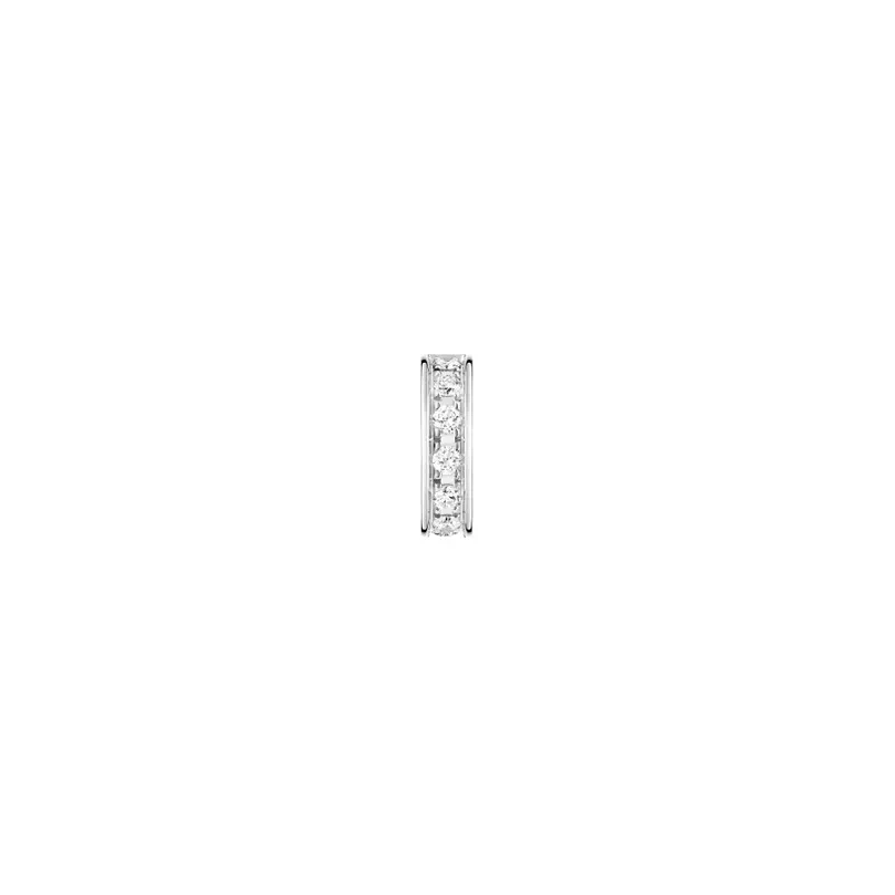 Boucheron 的 Quatre Radiant 像是把巴黎建築的俐落線條縮小成耳際的一道光。10毫米的高度搭配2.9毫米的纖細寬度，形成修長又精準的比例，彷彿一片白金立面優雅貼合在耳上。7顆總重0.14克拉的鑽石排成一道亮面光帶，走動間微微閃爍，像玻璃帷幕捕住日光那樣低調卻迷人。因為採單邊販售，你可以自由戴在耳朵的任一位置，為造型加上一點「行動力」或「專業感」。這款尤其適合正在工作上尋求突破、或希望得到貴人賞識的人。Quatre 系列的精神是「四種符號化為一股力量」，戴在耳畔就像是提醒自己：邏輯、品味、勇氣與自信，缺一不可。