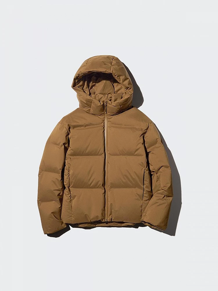 別看它來自Uniqlo，外型又簡約，規格上一點都不馬虎，完全不是“重看不重用”的設計。內填充為90%羽絨＋10%羽毛，蓬鬆度達750以上Fill Power，屬於高品質羽絨等級。再加上防風表布設計，穿起來輕盈、不厚重，卻能有效鎖住熱空氣，連頸部都能維持溫暖。