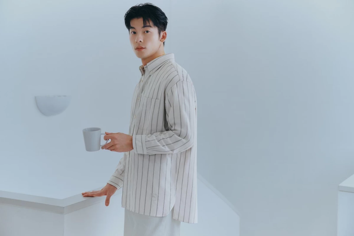 許光漢正式成為Uniqlo全新品牌大使!自2010年登台以來,Uniqlo憑藉親民定價、百搭設計與話題聯名,一直穩居台灣消費者心中「買衣首選」。為慶祝來台15週年,品牌特別宣布由「國民老公」許光漢擔任品牌大使,再度引爆熱議。