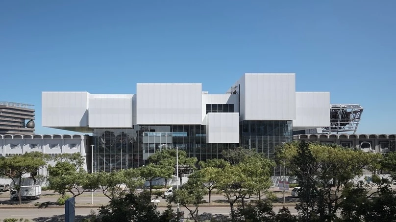新竹風城文創館為三連棟、二層樓建築,將匯集商場、文化展演、餐飲、文創商辦等複合機能,在都會型的科學園區中扮演創新藝文產業的商業核心。在設計策略上,嘗試以相對低限的形與色,成為這塊藝文高地上「靜而不默」的存在;不單只是文化場域,亦試圖提供更多可能性。