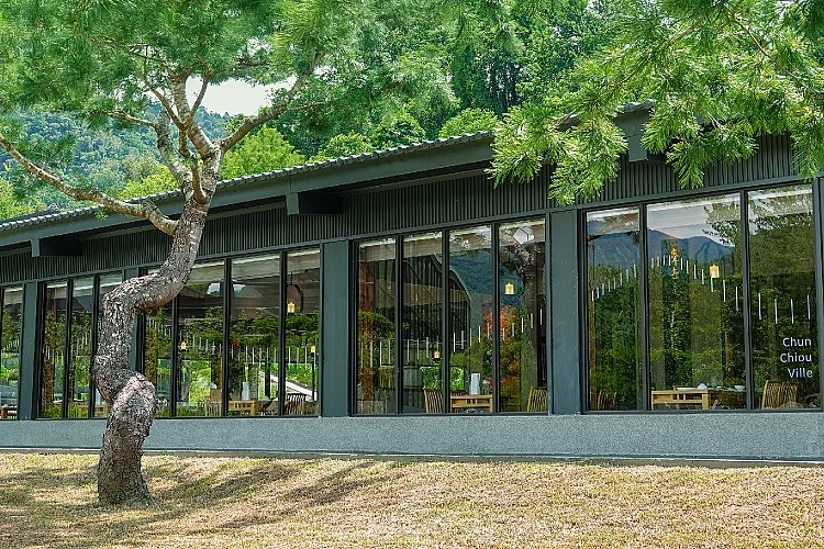 作為「春秋山林」的靈魂中樞,主餐廳「山林兼味」以自然為景、以料理為詩,呈現一場屬於山中食光的饗宴。