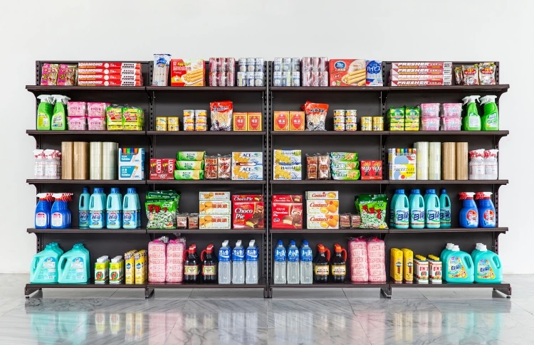 2026北美館年度展覽重點3:物質世界。李明學,《溢出的記憶》,2019,超市與超商物件,尺寸依空間而定。臺北市立美術館典藏。