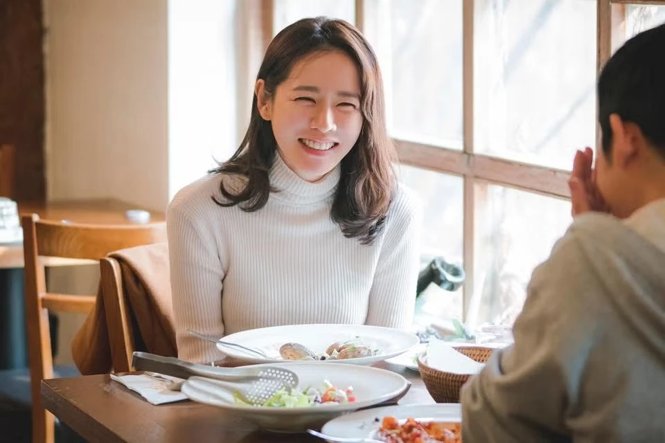 輕熟女最大的魅力,在於她們懂得「讓人安心」。比起年下男仍在摸索方向、學習與壓力共處,她們早已練就一種情緒穩定的優雅——不必爭吵、不必說教,只用傾聽與回應就能化解不安。對年下男而言,這份安全感不是來自年齡,而是那種「我可以在你面前做自己」的輕鬆感。她們懂得轉化情緒,也懂得在關係中給予空間與理解,讓對方感受到「被接住」的溫度。難怪許多男性都承認,輕熟女的魅力不在外貌,而在那份能讓人放鬆的成熟氣息。當年下男面對加速的不確定、職場轉變或人生方向時,輕熟女所提供的「情感定位」正好填補了一片空白。