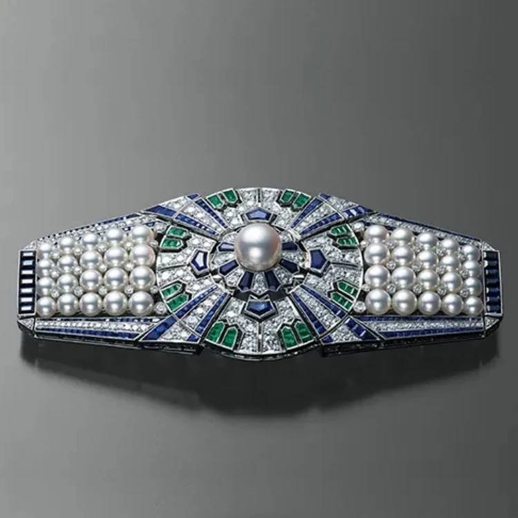 若說早期的 Mikimoto 以「珍珠本身」奠定地位,那麼進入當代後,品牌關注的已不只是材質,而是如何為珍珠建立一套能與時代對話的設計語言。從經典單排珍珠項鍊出發,延伸至結合鑽石、彩寶、金工結構與現代線條的高級珠寶系列,Mikimoto 不再只是呈現珍珠的溫潤,而是重新思考它在當代生活中的位置。珍珠被拉長、錯位、結構化,既保留本質的柔和光澤,也回應現代審美與生活節奏,使其不再侷限於特定年齡或場合。正是這樣持續演進的設計思維,讓 Mikimoto 在百年之後,依然被視為一個持續前進、而非停留在歷史中的品牌。