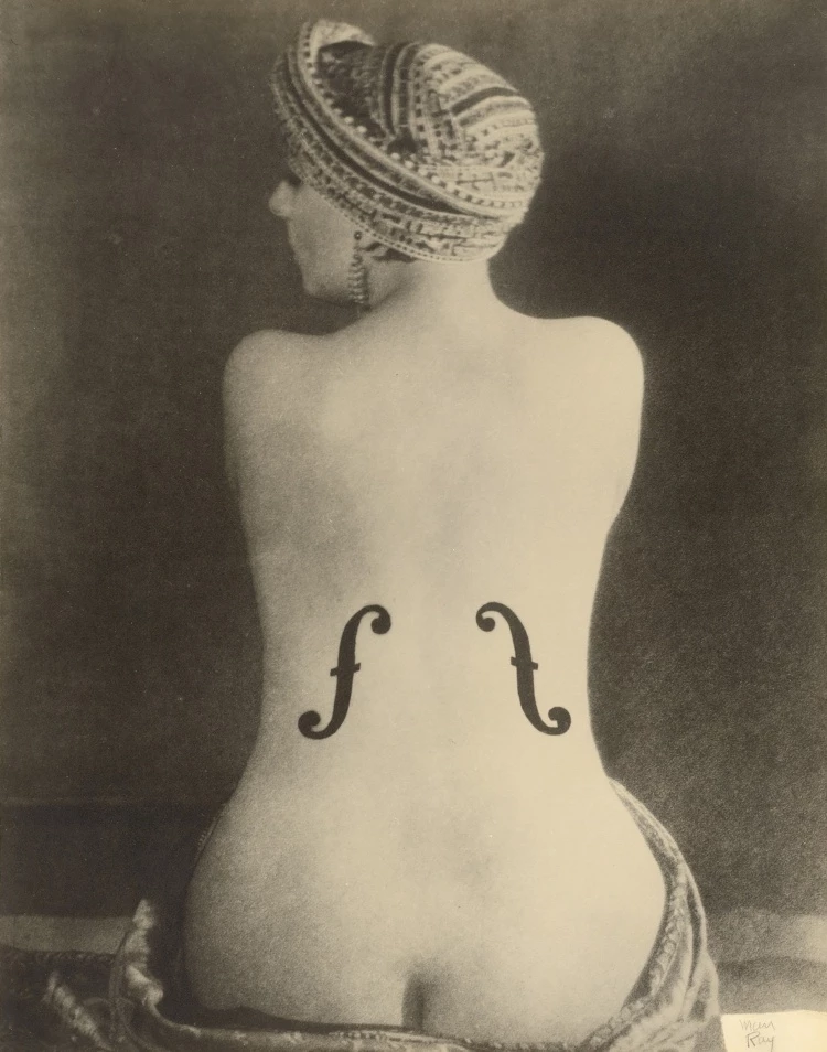 曼.雷,《安格爾的小提琴》,1934,授權藝術微噴,31.5 × 23 公分。© Man Ray 2015 TRUST / VG Bild-Kunst, Bonn 2025.
