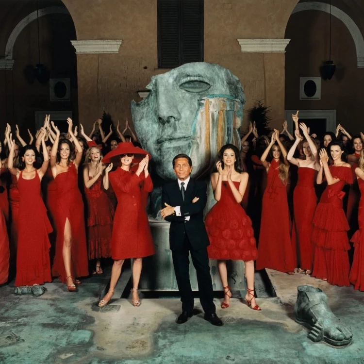 身為 Valentino 的靈魂人物,Valentino Garavani 不僅打造橫跨半世紀的時裝帝國,淨資產高達15億美元,深刻影響了高級訂製與紅毯文化,更曾現身《穿著Prada的惡魔》當中,影響當代的時尚及文化。