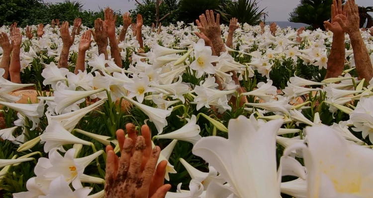 山城知佳子,《泥人》(錄像截圖),2016,3頻道錄像投影裝罝,23分鐘。