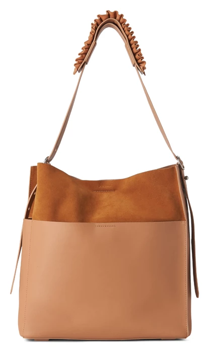 AllSaints Maya 淺焦糖色麂皮拼接背帶抓皺肩背包,14,900元。
