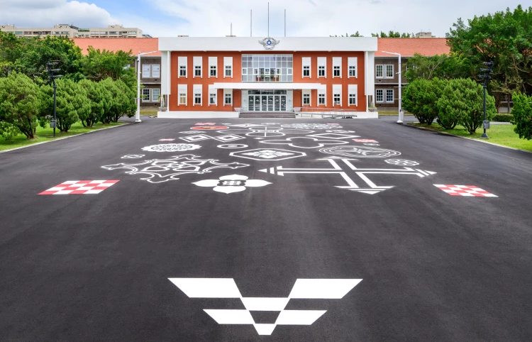 陳怡潔藝術工作室《不要急，你做得很好》則以戰情大樓前廣場為畫布，將老宅壓花玻璃、花磚等民間紋樣，編織進這座百年場域。