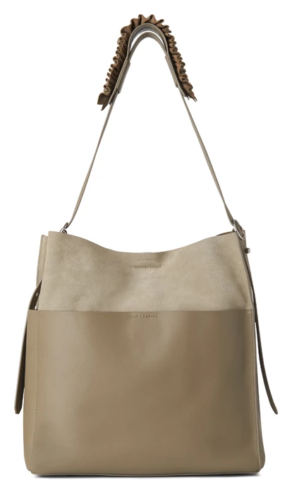 AllSaints Maya 灰色麂皮拼接背帶抓皺肩背包,14,900元。