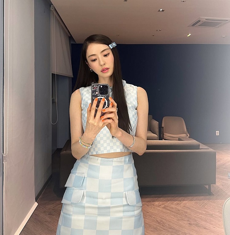 李多熙減齡中分髮型5：低層次直髮+大髮夾